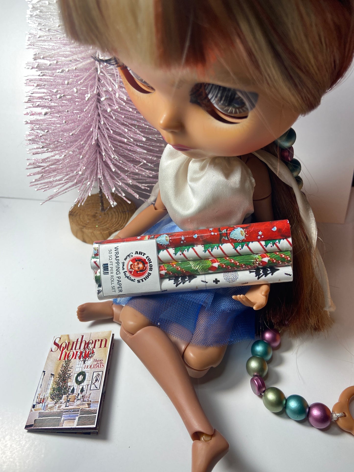 MINIATURE HOLIDAY WRAPPING PAPER FOR FASHION DOLLS