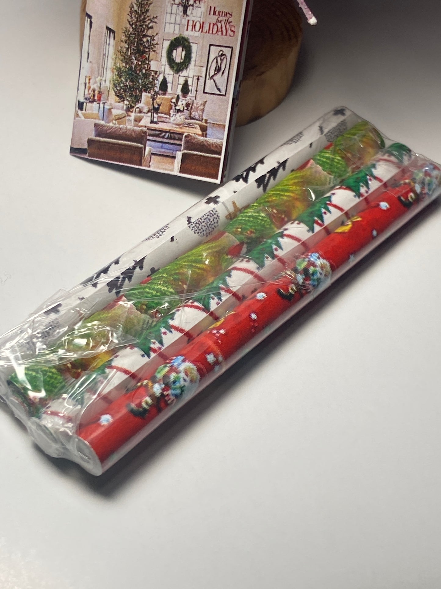 MINIATURE HOLIDAY WRAPPING PAPER FOR FASHION DOLLS